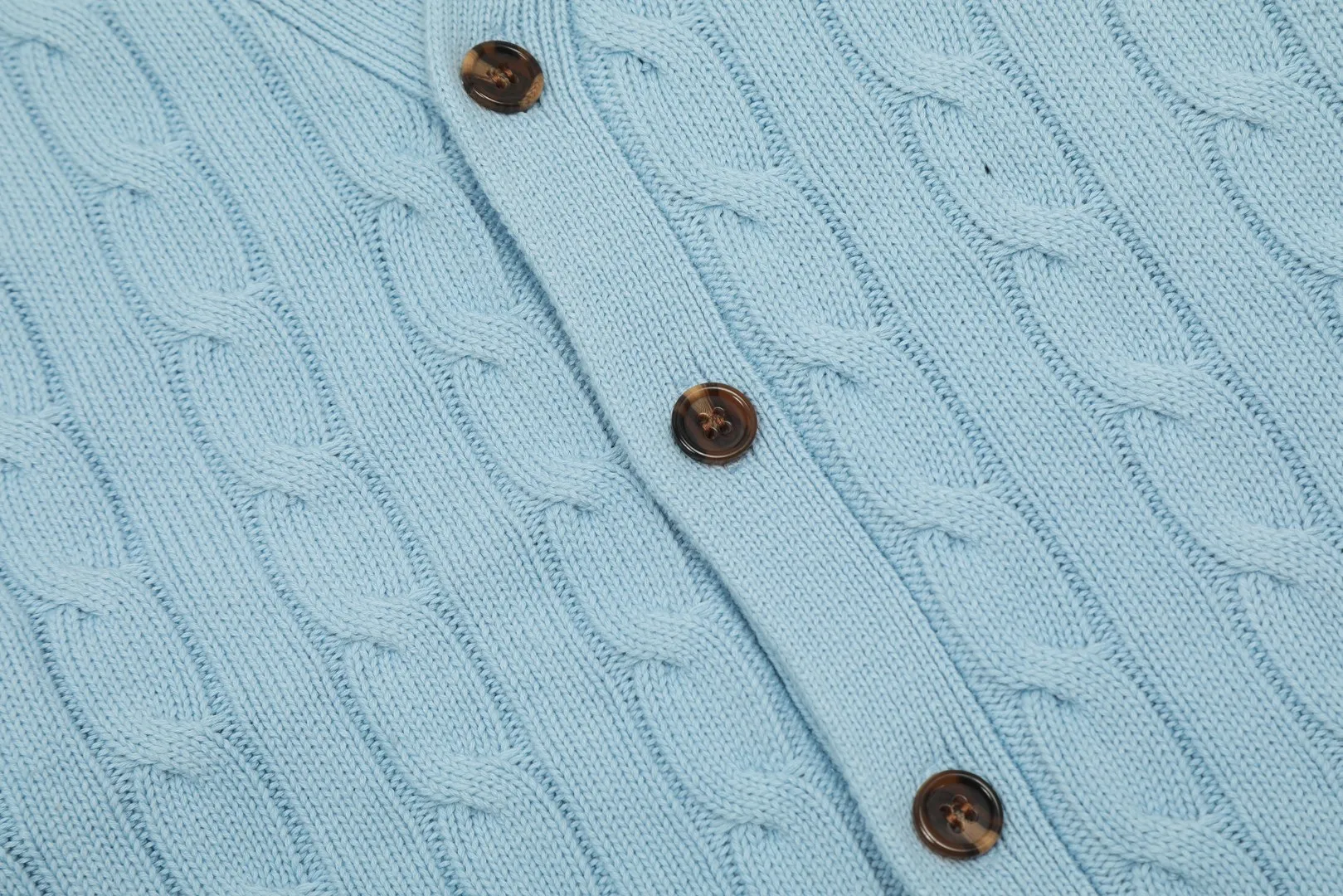 🅿️270 "Top quality" Style number: DS013# [Ralph Lauren V-neck solid color pony embroidered logo twist knitted cardigan] ✅Ralph Lauren classic basic versatile all-season couple knitted cardigan jacket ✅Main supplier platform live broadcast Wholesale entity Replacement if out of stock No removal from shelves ✅ZP quality 1:1 version Scan the code to enter the GF website Counter quality ✅Detailed quality The only one in Guangzhou Imported quality cotton yarn Focusing on high-end, cost-effective, good quality, needless to say. ✅The version is restored to the original. The maximum size can be worn up to 200 pounds. Loose, comfortable and stress-free. ✅The upper body is simple and easy to match. A must-have for ootd. Good-looking clothes are never picky. A must-have for couples with the same style. Size: S-XL. Color: black, navy, off-white, gray, light blue, khaki.